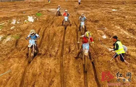 選手們在賽道上