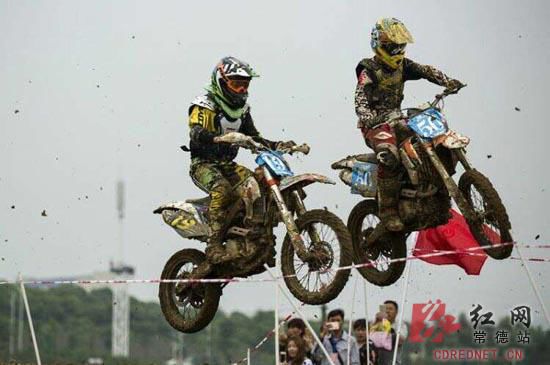 選手在賽道上&ldquo;飛騰&rdquo;