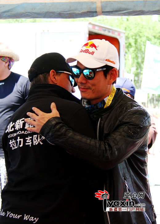 任賢齊和達(dá)喀爾冠軍威利擁抱 圖由環(huán)塔新聞中心 提供