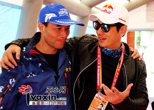 任賢齊和環(huán)塔四冠王方明集聊天 圖由環(huán)塔新聞中心 提供