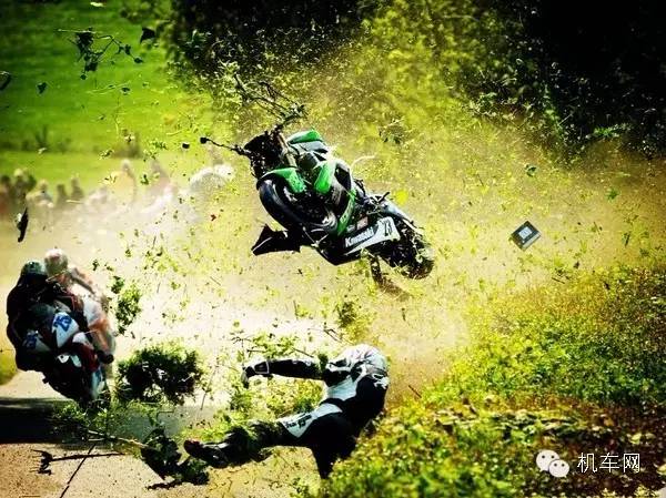 曼島傳來噩耗，一天之內(nèi)，兩名車手在比賽中撞車身亡