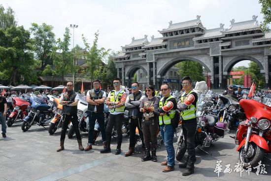 很明顯，主角就是各式各樣的重型摩托和它們的主人。更準確的說，是來自全國各地的哈雷摩托和它們的死忠粉。他們，為了一場摩托文化節(jié)聚在一起。