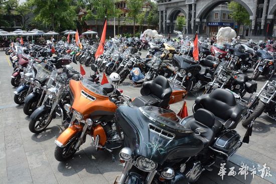 萬里騎士俱樂部的邢世杰，18歲的成人禮是父親送給他的一輛摩托車。在他看來，摩托和他有命中注定的&ldquo;姻緣&rdquo;。&ldquo;我享受發(fā)動機的聲音，也喜歡在路上的風(fēng)聲&hellip;&hellip;&rdquo;邢世杰告訴記者，不是嘴上說說喜歡摩托就能&ldquo;入伙&rdquo;的，比如想要加入萬里騎士俱樂部，必須得保證每年的騎行公里數(shù)達到一萬英里，其中還包含一次至少3000公里以上的長途騎行。記者得知，現(xiàn)在萬里騎士俱樂部的全國車友僅有80余人。