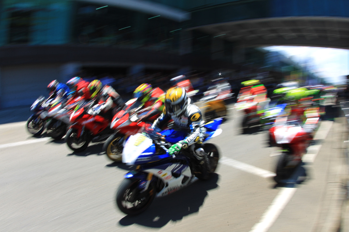 ZIC超級(jí)摩托車賽&mdash;&mdash;爭(zhēng)先恐后