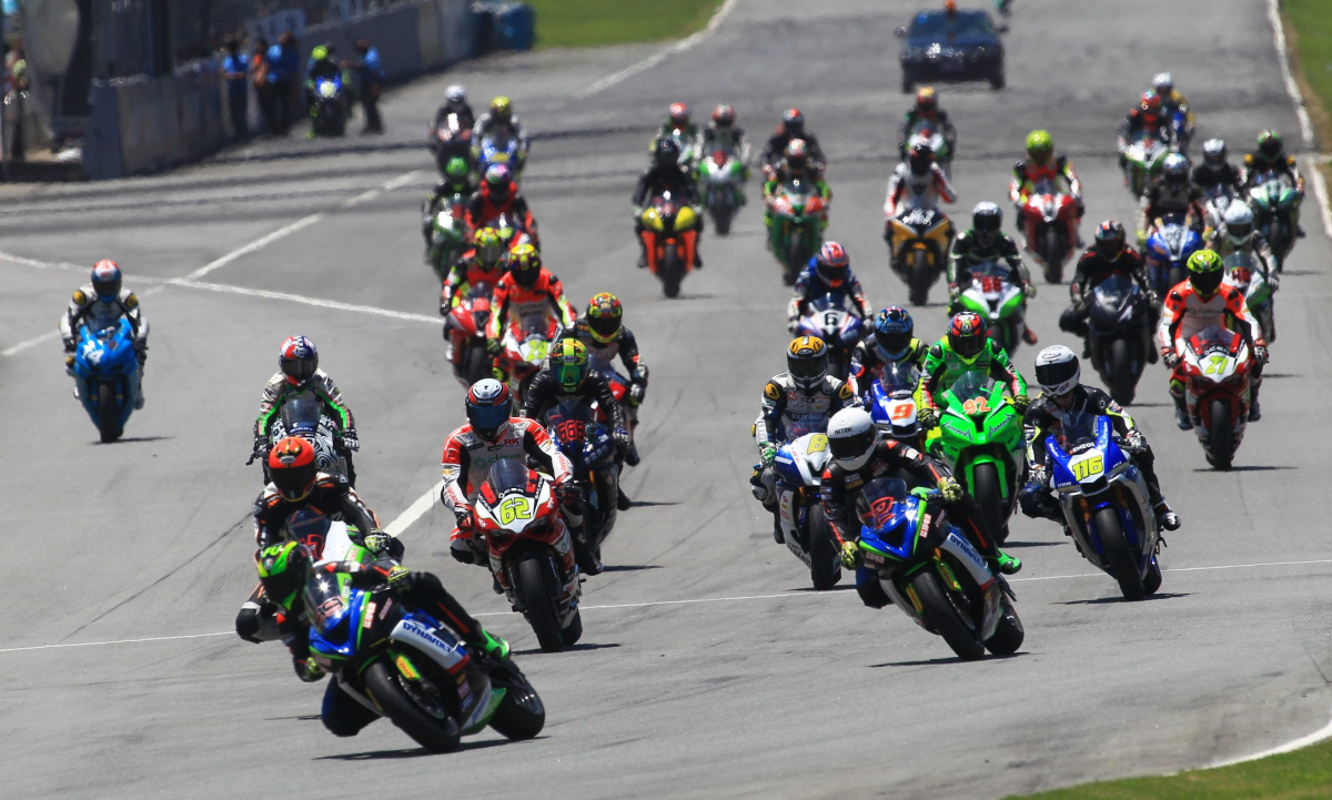 ZIC超級(jí)摩托車組&mdash;&mdash;群車過彎