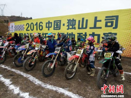 賽車手準(zhǔn)備比賽?！≈苎嗔?攝