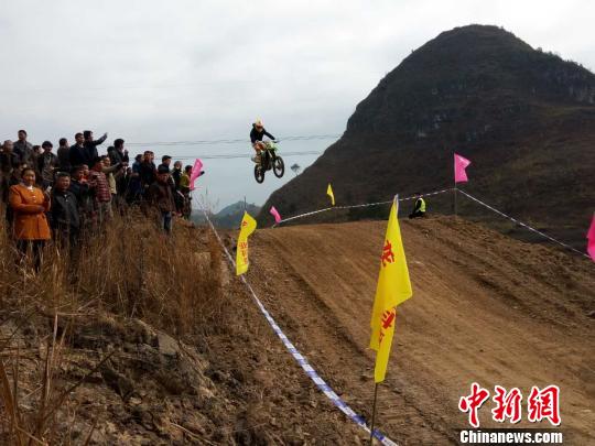 比賽現(xiàn)場?！≈苎嗔帷z