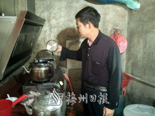 為更好地服務(wù)摩托大軍，楊志新買了10多個(gè)煮水壺。