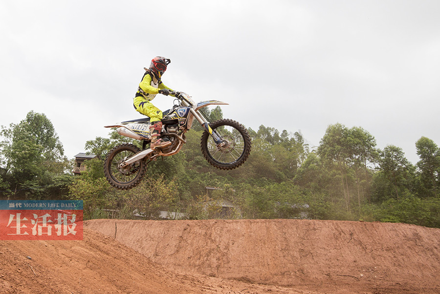 "大""小"男人愛玩越野摩托 父子之間亦師亦友(圖)