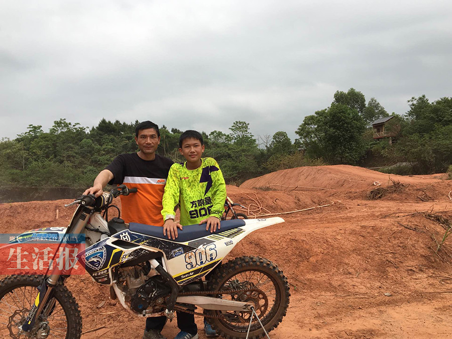 "大""小"男人愛玩越野摩托 父子之間亦師亦友(圖)