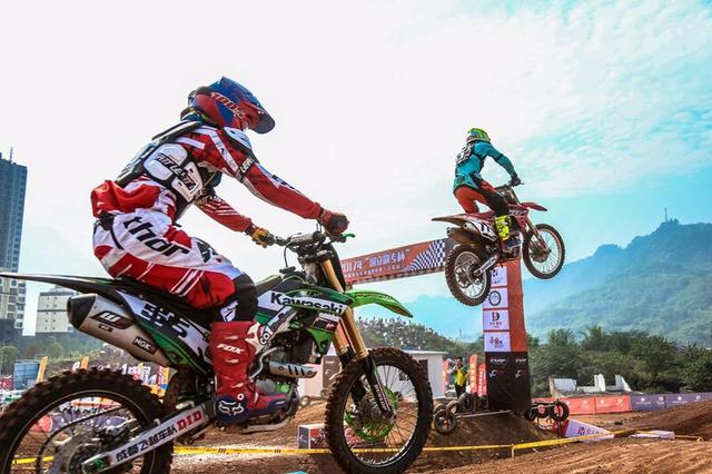 中國摩托車越野錦標(biāo)賽戰(zhàn)火燃起 百名騎手齊爭冠