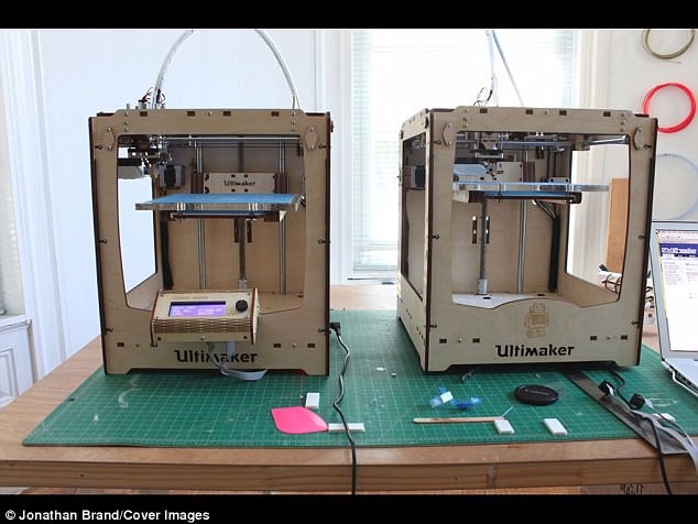 藝術家用3D打印1:1復制本田CB500摩托車