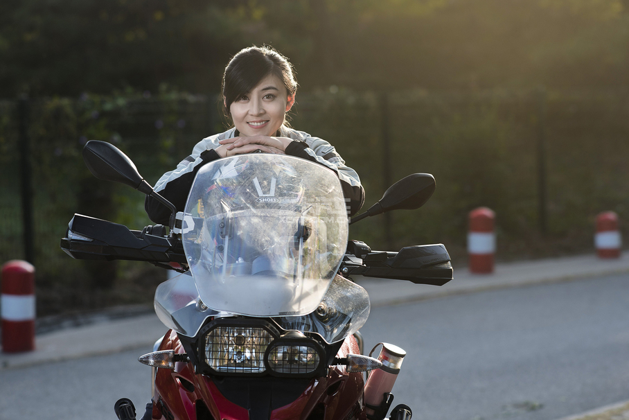《X-摩托日志》晗芮與她的BMW F700GS;《X-摩托日志》;