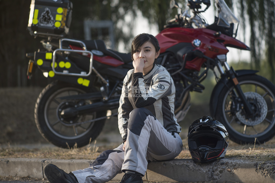 《X-摩托日志》晗芮與她的BMW F700GS;《X-摩托日志》;