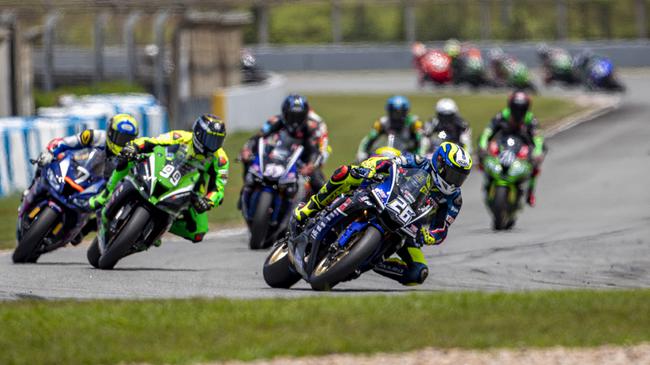 速度英雄-第四回合比賽 群車(chē)過(guò)彎