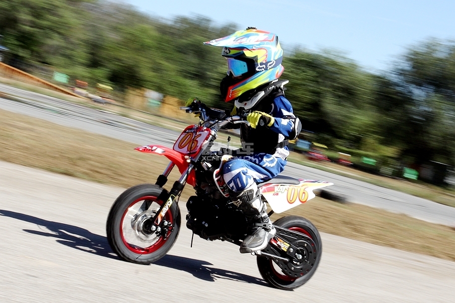 &ldquo;賽車寶&rdquo;杯兒童摩托車挑戰(zhàn)賽