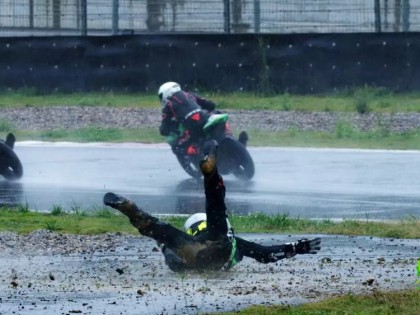 2019正新輪胎杯 公路摩托車挑戰(zhàn)賽貴陽站——雨中摔車