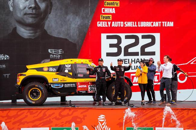 韓魏/廖岷在歡呼聲中駛過發(fā)車臺