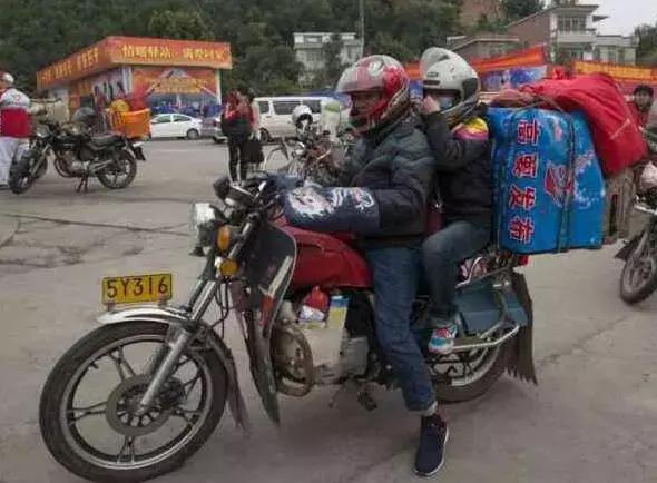 春運(yùn)摩托車大軍中主人給狗狗留個(gè)位置，養(yǎng)十年了，帶它回家過(guò)年