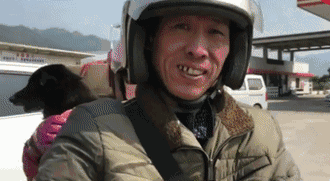 春運(yùn)摩托車大軍中主人給狗狗留個(gè)位置，養(yǎng)十年了，帶它回家過(guò)年