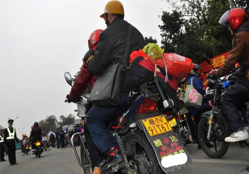 &ldquo;返鄉(xiāng)摩托大軍&rdquo;再現(xiàn)！專家：又不是沒有錢，為啥就不能買輛車？