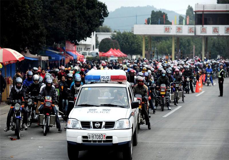 &ldquo;返鄉(xiāng)摩托大軍&rdquo;再現(xiàn)！專家：又不是沒有錢，為啥就不能買輛車？