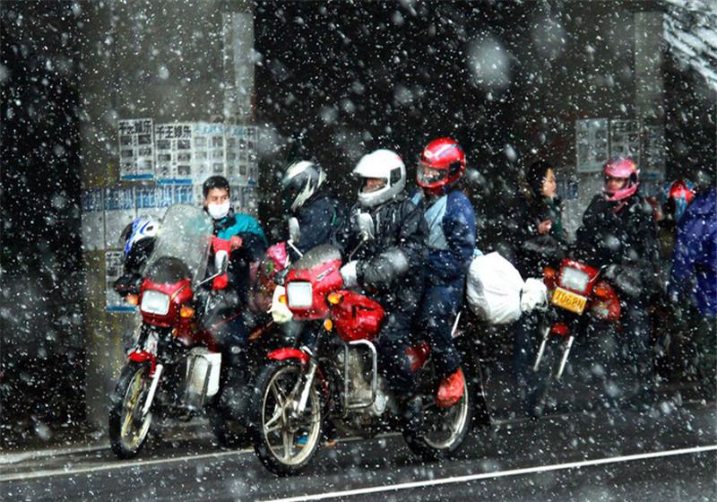 &ldquo;返鄉(xiāng)摩托大軍&rdquo;再現(xiàn)！專家：又不是沒有錢，為啥就不能買輛車？