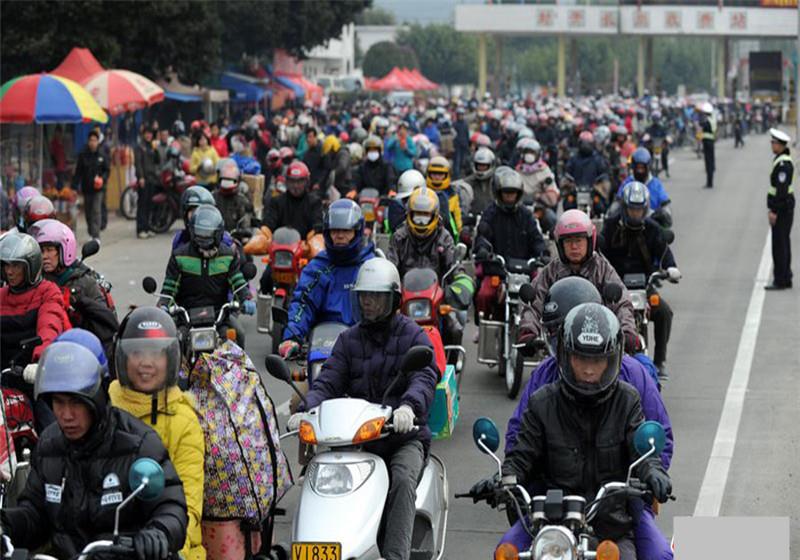 &ldquo;返鄉(xiāng)摩托大軍&rdquo;再現(xiàn)！專家：又不是沒有錢，為啥就不能買輛車？