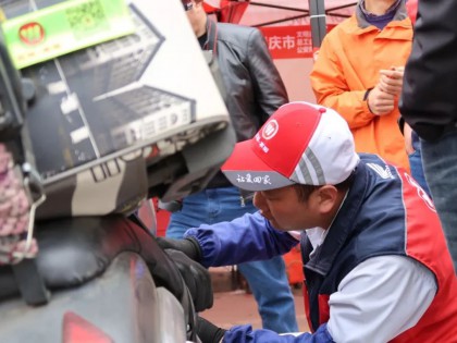 十年返鄉(xiāng)路，無論還有多少人在路上，總有一盞燈為他們而留！