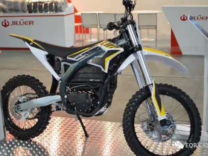 8萬(wàn)元的KTM買不起，不妨看看4萬(wàn)元的虬龍暴蜂