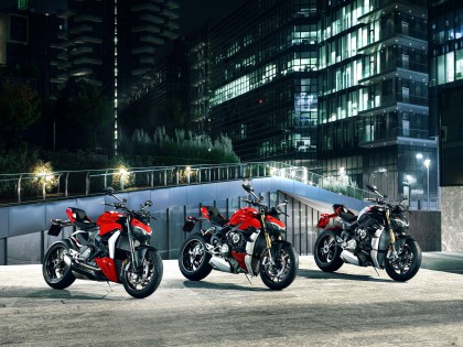 杜卡迪 2022 街霸 V2、V4 SP 戶外特寫