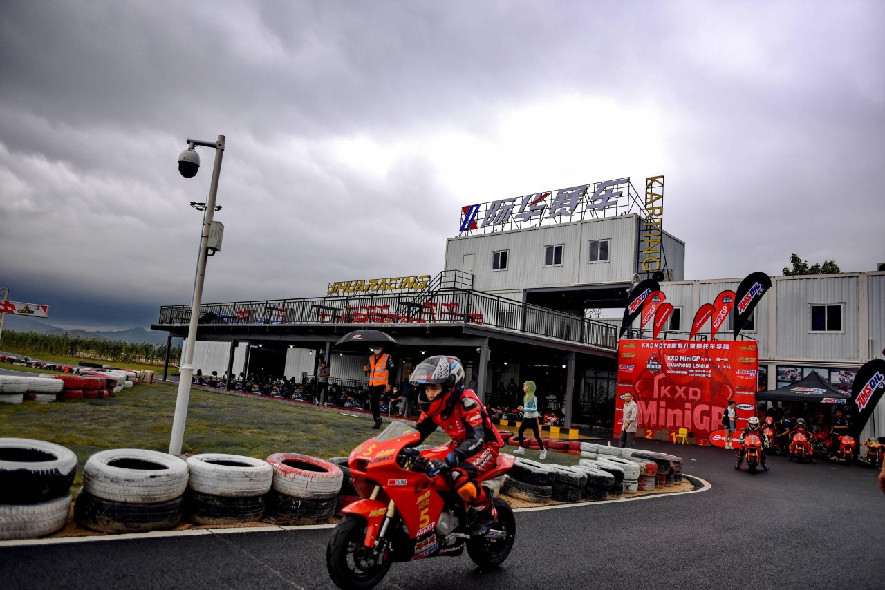 GSB 頭盔：為賽車運動提供安全保障