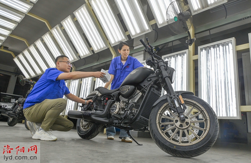 日前，在洛陽北方易初公司內(nèi)，一批新款大陽巡航兩輪摩托車下線